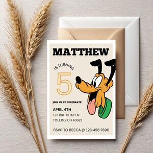 Può includere: Invito di compleanno con Pluto della Disney. L'invito recita "MATTHEW COMPIE 5" con i dettagli dell'evento. Il design include uno sfondo beige, testo nero e arancione e un'illustrazione di Pluto.