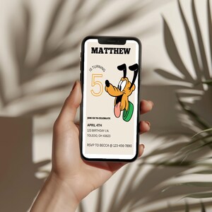 Può includere: Uno smartphone mostra un invito di compleanno. L'invito presenta il nome "MATTHEW" in alto, con la scritta "IS TURNING 5" e un'illustrazione di Pluto. Include anche la data, l'indirizzo e le informazioni RSVP.