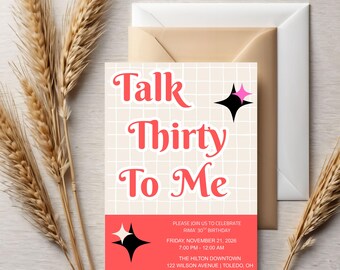 Puede incluir: Una invitación de estilo retro con el texto "Talk Thirty To Me" en rojo. La invitación incluye detalles del evento: fecha, hora y lugar. El diseño presenta un fondo de cuadrícula y gráficos de estrellas. También se ve un sobre blanco y espigas de trigo.