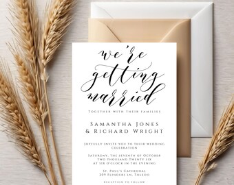 Könnte beinhalten: Eine Hochzeitseinladung mit weißem Hintergrund und schwarzem Text. Der Text lautet "we're getting married" in einer kursiven Schriftart. Die Einladung enthält auch die Namen des Paares, Samantha Jones und Richard Wright, das Datum und die Uhrzeit der Hochzeit sowie den Ort der Zeremonie und des Empfangs.