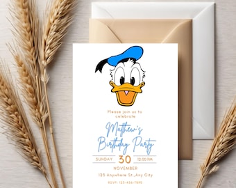 Puede incluir: Una invitación de fiesta de cumpleaños blanca con una imagen de dibujos animados de Donald Duck. La invitación dice "Por favor, únase a nosotros para celebrar el cumpleaños de Matthew" e incluye la fecha, la hora y la ubicación de la fiesta.