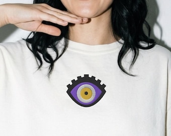Wide Awake - Geborduurd Comfort Colors 3023CL Boxy T-shirt | Minimalistisch symbool T-shirt | Cropped model