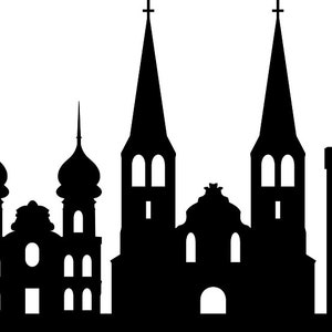 Puede incluir: Silueta en blanco y negro de un horizonte urbano, con varios edificios, torres y estructuras arquitectónicas. La imagen incluye contornos detallados de iglesias, edificios y una estatua.