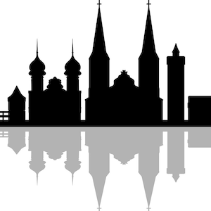 Puede incluir: Silueta en blanco y negro de un horizonte de ciudad con edificios altos y un reflejo en el agua debajo.