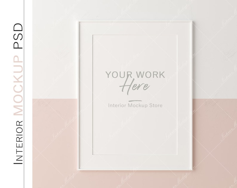 Puede incluir: Una maqueta de impresi&oacute;n art&iacute;stica enmarcada en blanco con el texto "YOUR WORK Here" e "Interior Mockup Store" en una pared de dos tonos. La pared est&aacute; dividida horizontalmente con una parte superior blanca y una inferior rosa rubor.