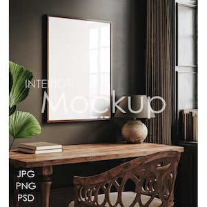 Könnte beinhalten: Ein gerahmtes Mockup mit weißem Hintergrund, ein Holztisch mit einer Lampe und einem Stuhl sowie eine grüne Pflanze in der Ecke. Der Text "INTERIOR MOCKUP" ist im Bild sichtbar.