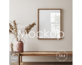 Puede incluir: Una mesa de madera con un jarrón de hierba de la pampa seca y una imagen enmarcada. La imagen es de proporción 3x4 y tiene un marco de madera.