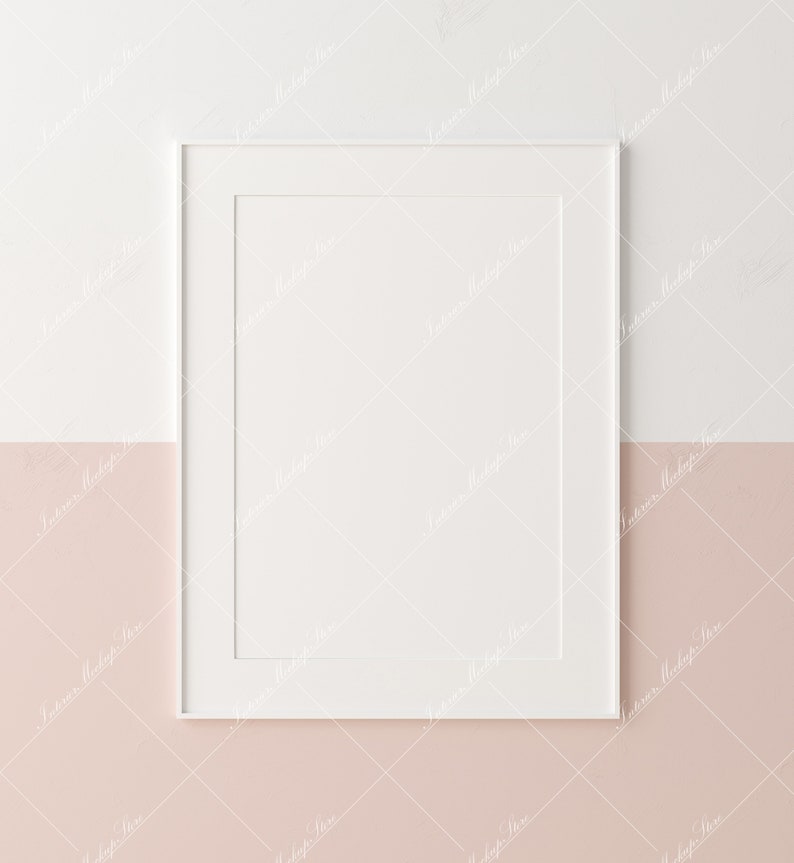 Puede incluir: Un marco de fotos blanco con un paspart&uacute; blanco, colocado contra una pared de dos tonos. La mitad superior es blanca y la mitad inferior es de un rosa suave. El marco est&aacute; vac&iacute;o, listo para una obra de arte o una fotograf&iacute;a.