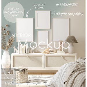 Könnte beinhalten: Ein Schlafzimmer-Innenraum-Mockup mit einer weißen Kommode, einem Bett mit einer weißen Decke, einer Lampe und drei weißen Bilderrahmen an der Wand. Die Wand ist in einem hellblauen und beigefarbenen Farbverlauf gestrichen. Der Text "CHANGE BACKGROUND Color" ist in einem Kreis an der Wand geschrieben. Der Text "MOVABLE FRAME" ist über den Rahmen geschrieben. Der Text "add WALLPAPERS" ist über den Rahmen geschrieben. Der Text "Create your own gallery" ist unter den Rahmen geschrieben. Der Text "INTERIOR Mockup" ist unter den Rahmen geschrieben. Der Text "JPG PNG PSD" ist in der linken unteren Ecke des Bildes geschrieben.