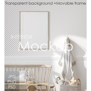 Könnte beinhalten: Ein weißer Innenraum-Design-Mockup mit einer Holzbank, einem weißen Handtuch, das an einem Haken hängt, und einem Korb mit Stofftieren. Der Mockup verfügt über einen beweglichen Rahmen mit transparentem Hintergrund. Der Text "INTERIOR MOCKUP" ist auf dem Bild sichtbar. Der Text "JPG PNG PSD" ist ebenfalls auf dem Bild sichtbar.