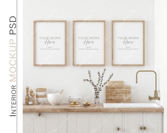 Könnte beinhalten: Drei gerahmte Drucke mit dem Text "YOUR WORK HERE" und "Interior Mockup Store" hängen an einer weißen Wand über einer Küchenzeile mit Spüle, Wasserhahn und einer Arbeitsplatte aus Holz.