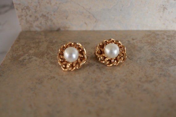 Gold-toned Chain Metal Looped Pearl Clip on Earri… - image 1