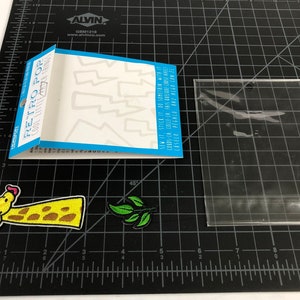 以下が含まれることがあります： 稲妻のデザインのアイロン接着パッチのシート。シートには「レトロポップクールリトルシングス」とラベルが貼られています。また、キリン、緑の葉、透明なビニール袋のアイロン接着パッチが3つあります。