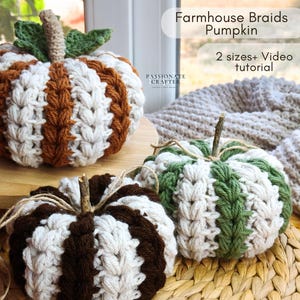 Könnte beinhalten: Drei gehäkelte Kürbisse mit vertikalen geflochtenen Texturen in Weiß, Braun und Grün. Die Kürbisse haben Stiele aus Garn oder Zweigen und sind mit dem Text Farmhouse Braids Pumpkin und 2 sizes+ Video tutorial beschriftet.