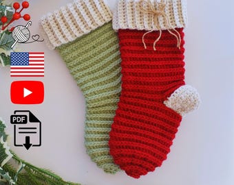 Puede incluir: Dos calcetines de Navidad hechos a mano con ganchillo. Uno es rojo con puño y puntera color crema, el otro es verde con puño color crema. Los calcetines están decorados con un pequeño lazo de cuerda. La imagen también incluye un logotipo de ganchillo, una bandera estadounidense, un logotipo de YouTube y un icono PDF.