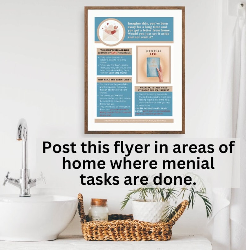 Puede incluir: Un folleto con fondo azul y texto blanco. El folleto se titula "&iexcl;Las Escrituras son como cartas de amor de casa!" e incluye el texto "Cartas de amor" en un recuadro rojo. El folleto tambi&eacute;n incluye el texto "&iquest;Por qu&eacute; leer las Escrituras?" y "&iquest;D&oacute;nde empiezo cuando estudio las Escrituras?" El folleto est&aacute; enmarcado y colgado en una pared de un ba&ntilde;o.