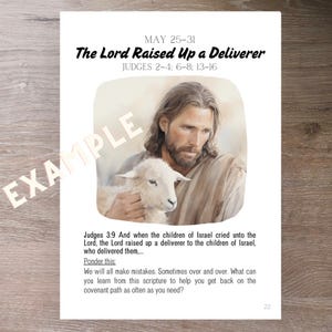 Op de afbeelding: Pagina uit een devotional boek met de tekst "De Heer wekte een Verlosser op". De afbeelding toont een man die een lam vasthoudt. De tekst bevat de data 25-31 mei en een Bijbelvers uit Richteren.