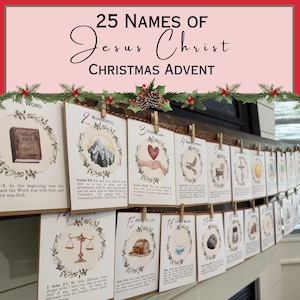 Puede incluir: Un calendario de adviento navideño con 25 tarjetas con los nombres de Jesucristo. Cada tarjeta tiene una ilustración y una referencia bíblica. Las tarjetas se exhiben con pinzas de madera y decoradas con vegetación festiva.