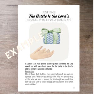 Op de afbeelding: Een bedrukte pagina met de tekst "The Battle Is the Lord's" en bijbelverzen. De afbeelding bevat een aquarelillustratie van een geschenkdoos met een groene strik en open handen. De tekst "EXAMPLE" is diagonaal gedrukt.