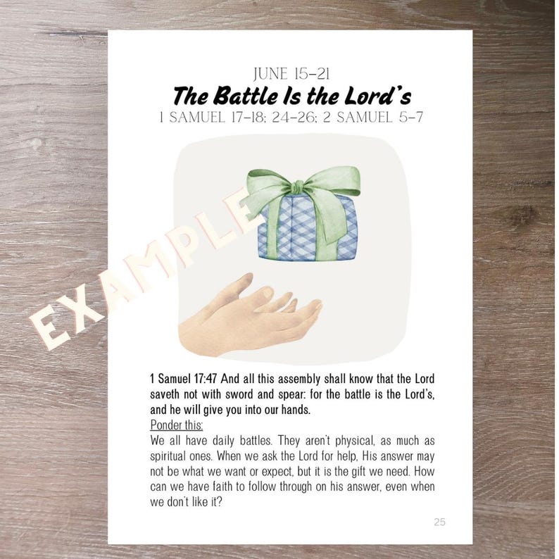 Op de afbeelding: Een bedrukte pagina met de tekst "The Battle Is the Lord's" en bijbelverzen. De afbeelding bevat een aquarelillustratie van een geschenkdoos met een groene strik en open handen. De tekst "EXAMPLE" is diagonaal gedrukt.