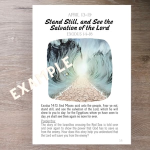Op de afbeelding: Een bedrukte pagina met de tekst "Stand Still, and See the Salvation of the Lord" en "Exodus 14-18". De afbeelding toont een pad door een zee met het woord "EXAMPLE" eroverheen. De pagina bevat een bijbelvers en een vraag om over na te denken.