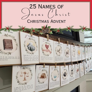 Puede incluir: Un calendario de adviento navideño con 25 tarjetas con los nombres de Jesucristo. Cada tarjeta está decorada con ilustraciones de acuarela y versículos bíblicos, y se sujeta con pinzas de madera. El texto "25 Nombres de Jesucristo Adviento de Navidad" está en la parte superior.