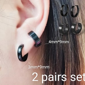 Peut inclure: Ensemble de boucles d'oreilles créoles noires. L'image montre deux paires de boucles d'oreilles créoles noires, une paire mesure 3 mm x 9 mm et l'autre 4 mm x 9 mm. Le texte "2 pairs set" est en bas de l'image.