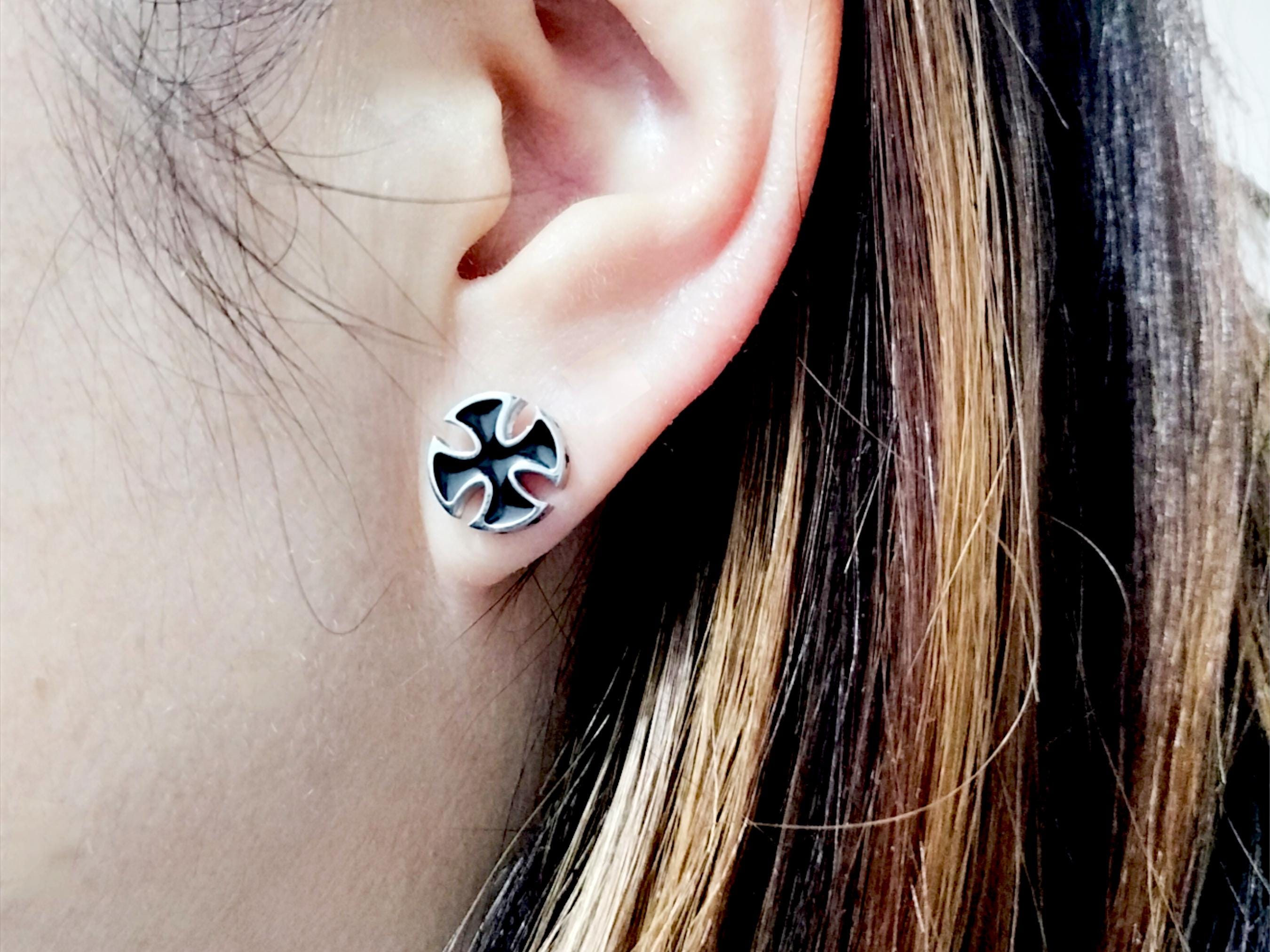 Boucles D'Oreilles Pendantes Chaîne Noire Et Croix Argent - 2 Pouces (5 Cm) - Fermoir à Crochet - Occasion