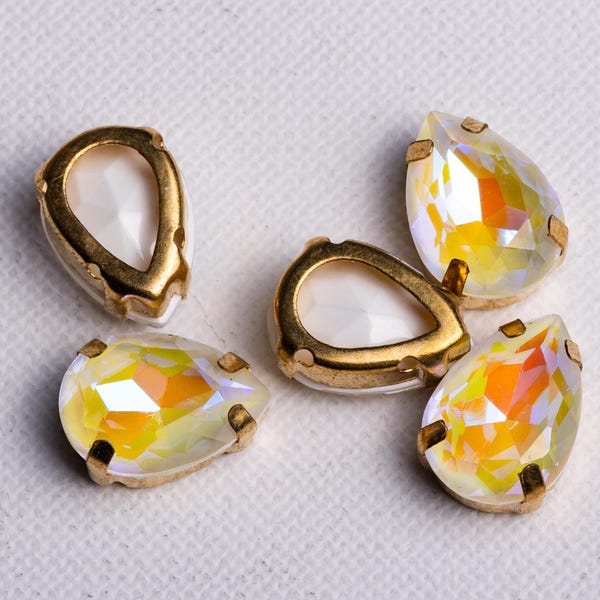 Teardrop Light Yellow Glass Rhinestone with Gold Claw (10x14mm)