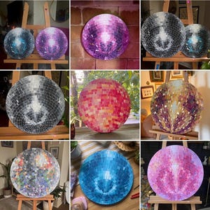 Pu&ograve; includere: Una collezione di sfere da discoteca a mosaico colorate, ognuna con una combinazione di colori unica. Le sfere sono esposte su cavalletti e contro vari sfondi, mostrando una gamma di tonalit&agrave; dal rosa e blu all'argento e arcobaleno.