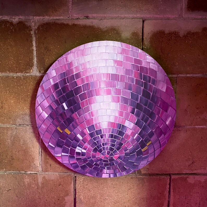 Pu&ograve; includere: Una palla da discoteca rotonda, viola e rosa, con un motivo a mosaico di piccole tessere quadrate. &Egrave; montata su un muro di mattoni. Il design &egrave; vivace e accattivante, perfetto per una decorazione festosa.