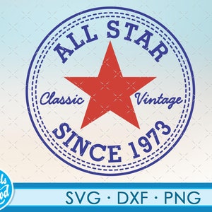 以下が含まれることがあります： 中央に赤い星があり、「ALL STAR」、「Classic」、「Vintage」、および「SINCE 1973」という文字で囲まれた円形のグラフィック。 デザインは青と赤で、ステッチされたボーダーが付いています。 SVG、DXF、PNGのファイルタイプも含まれています。