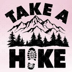 Op de afbeelding: Zwart-wit grafisch ontwerp met de tekst "Take a Hike" en een bergketen met bomen op de achtergrond. Een voetafdruk is opgenomen in het woord "Hike".