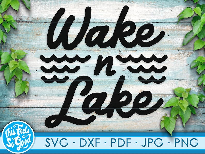 Pu&ograve; includere: Grafica in bianco e nero con il testo "Wake n Lake" su uno sfondo di legno blu e bianco. La grafica include tre linee ondulate per rappresentare l'acqua.