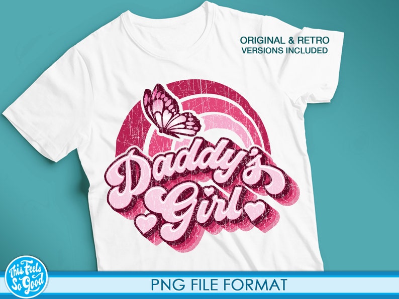 Op de afbeelding: Wit T-shirt met een roze en rood grafisch ontwerp met een vlinder en de tekst "Daddy's Girl" in een retro-lettertype.
