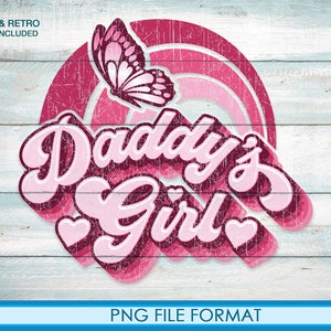 Op de afbeelding: Roze en rode retro-grafiek met de tekst "Daddy's Girl" in een gestileerd lettertype. Een roze vlinder bevindt zich boven de tekst. De grafiek heeft een verweerde, vintage-look.