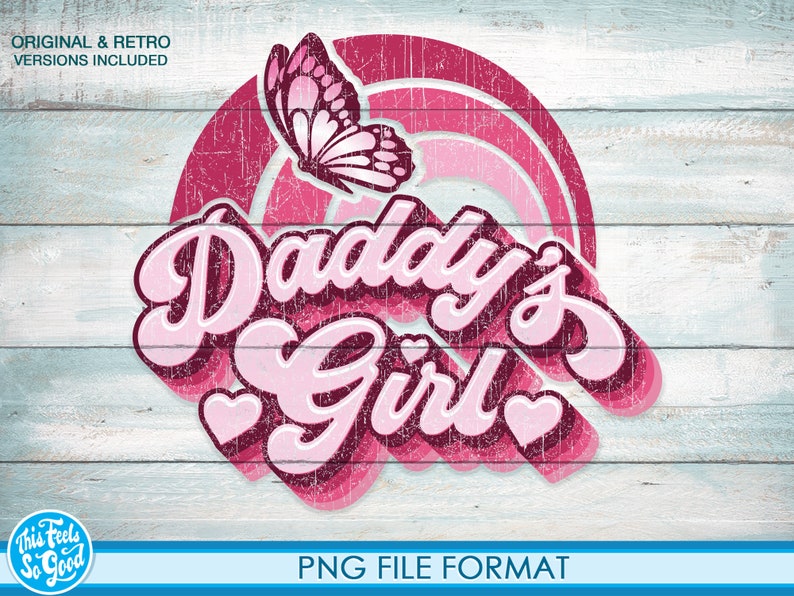 Op de afbeelding: Roze en rode retro-grafiek met de tekst "Daddy's Girl" in een gestileerd lettertype. Een roze vlinder bevindt zich boven de tekst. De grafiek heeft een verweerde, vintage-look.
