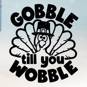 Puede incluir: Gráfico en blanco y negro con el texto "GOBBLE till you WOBBLE" y un pavo de dibujos animados con un sombrero de peregrino. La imagen también incluye el texto "This Feels So Good" y los formatos de archivo SVG, PNG y DXF.