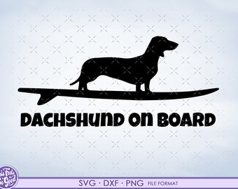 以下が含まれることがあります： サーフボードの上に立っているダックスフントの黒いシルエット。その下に「Dachshund on Board」の文字があります。