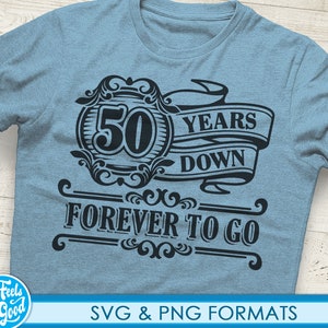 以下が含まれることがあります： 「50 Years Down Forever To Go」と書かれた黒いグラフィックデザインが施された青いTシャツです。