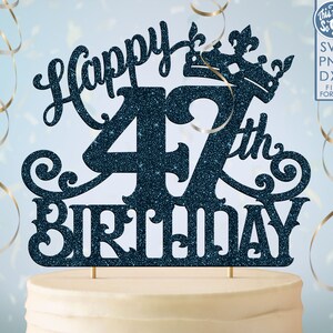 以下が含まれることがあります： キラキラ光る青い仕上げと王冠が付いた「Happy 47th Birthday」のケーキトッパー。このトッパーは丈夫な素材で作られており、どんなバースデーケーキにも輝きを加えるのに最適です。