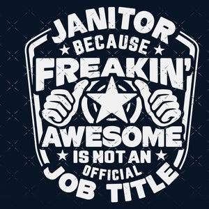以下が含まれることがあります： 濃い青色の背景に白い文字で「Janitor Because Freakin' Awesome Is Not An Official Job Title」と書いてあり、星と親指を立てた記号があります。