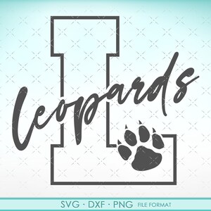 Puede incluir: Diseño gráfico en blanco y negro de una letra L estilizada con la palabra "Leopards" escrita en letra cursiva. Una huella de pata está dentro de la letra L.