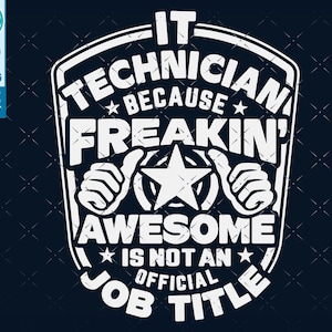 以下が含まれることがあります： 濃い青色の背景に白い文字で「IT TECHNICIAN BECAUSE FREAKIN' AWESOME IS NOT AN OFFICIAL JOB TITLE」と書いてあり、星と親指を立てた記号があります。