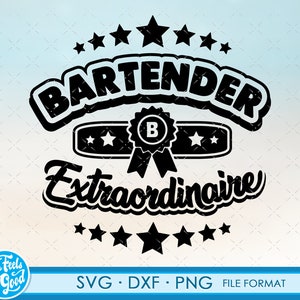Può includere: Grafica in bianco e nero con il testo "Bartender Extraordinaire" in stile vintage. Il design presenta un nastro con una lettera "B" in un cerchio.