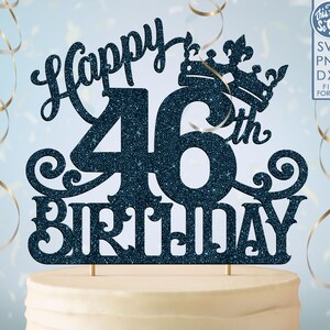 Puede incluir: Topper de pastel de feliz cumpleaños número 46 con un acabado azul brillante y una corona. El topper está hecho de cartulina y es perfecto para una fiesta de cumpleaños.
