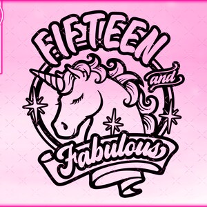 以下が含まれることがあります： 「Fifteen and Fabulous」と書かれたバナーを持つユニコーンの白黒イラスト