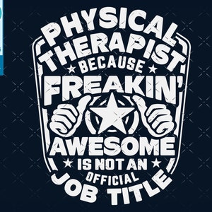 Può includere: Testo bianco su sfondo blu scuro che dice "Physical Therapist because freakin' awesome is not an official job title". Il testo è in grassetto, con un carattere arrotondato. Il design include due pollici in su e una stella.