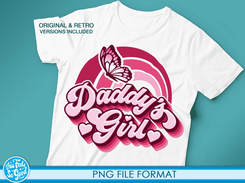 Op de afbeelding: Wit T-shirt met een roze en rood grafisch ontwerp met een vlinder en de tekst "Daddy's Girl" in een retro-lettertype.