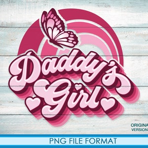 Op de afbeelding: Roze en rood grafisch ontwerp met een vlinder en de tekst "Daddy's Girl" in een retro lettertype.